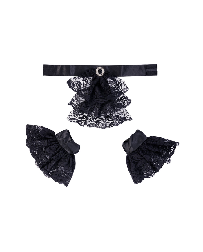 Set with black gorget and wristbands